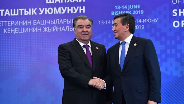 Президент КР Сооронбай Жээнбеков и президент Таджикистана Эмомали Рахмон. Архивное фото - Sputnik Кыргызстан