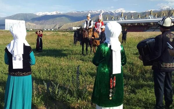 Они ранним утром поднялись на воздушном шаре на высоту 50 метров над озером и зарегистрировали свой брак, поставив подписи под свидетельством. - Sputnik Кыргызстан