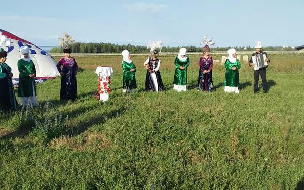 В Иссык-Кульской области двое граждан России сыграли свадьбу по кыргызским традициям. - Sputnik Кыргызстан