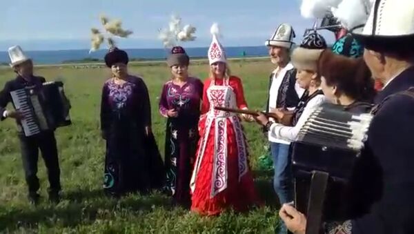 Как россияне на Иссык-Куле сыграли свадьбу по кыргызским традициям. Видео - Sputnik Кыргызстан