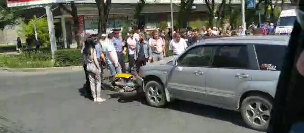 В Бишкеке столкнулись Subaru Forester и скутер, двое пострадали — видео В Бишкеке столкнулись Subaru Forester и скутер, двое пострадали — видео - Sputnik Кыргызстан