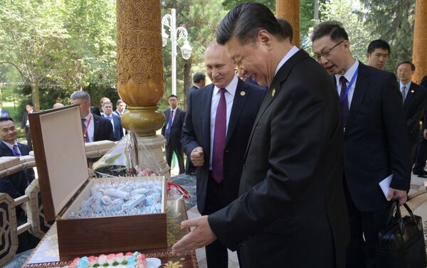 Президент России Владимир Путин подарил главе Китая Си Цзиньпиню российское мороженое и торт на день рождения - Sputnik Кыргызстан
