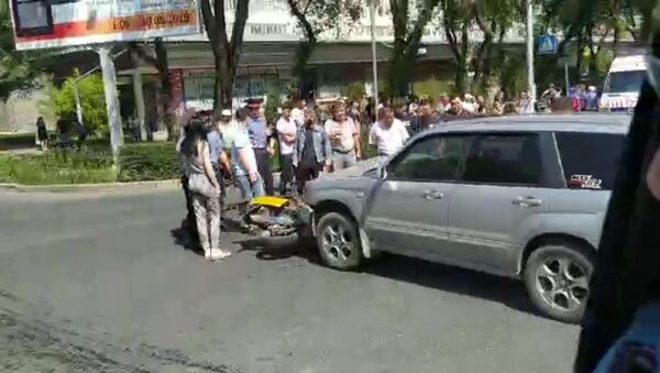 Бишкекте Subaru Forester скутер менен кагышып кетип, эки киши жаракат алды. Видео - Sputnik Кыргызстан