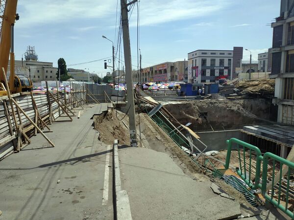 Ош базарынын жанында казылган чуңкурдан улам тротуар түшүп кетти. Видео - Sputnik Кыргызстан