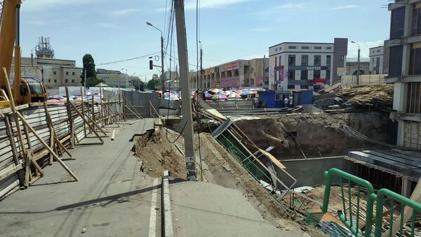 Обрушение тротуара на территории Ошского рынка в Бишкеке - Sputnik Кыргызстан