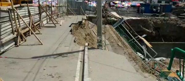 Ош базарынын жанында казылган чуңкурдан улам тротуар түшүп кетти. Видео - Sputnik Кыргызстан