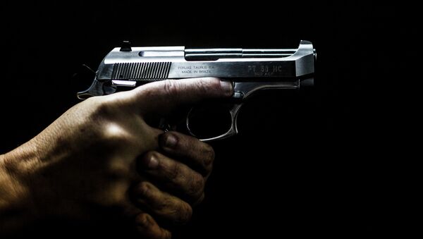 Мужчина стреляет из пистолета. Архивное фото - Sputnik Кыргызстан