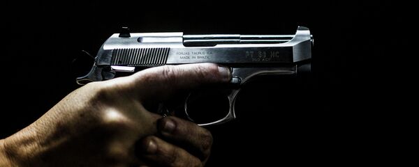 Мужчина стреляет из пистолета. Архивное фото - Sputnik Кыргызстан