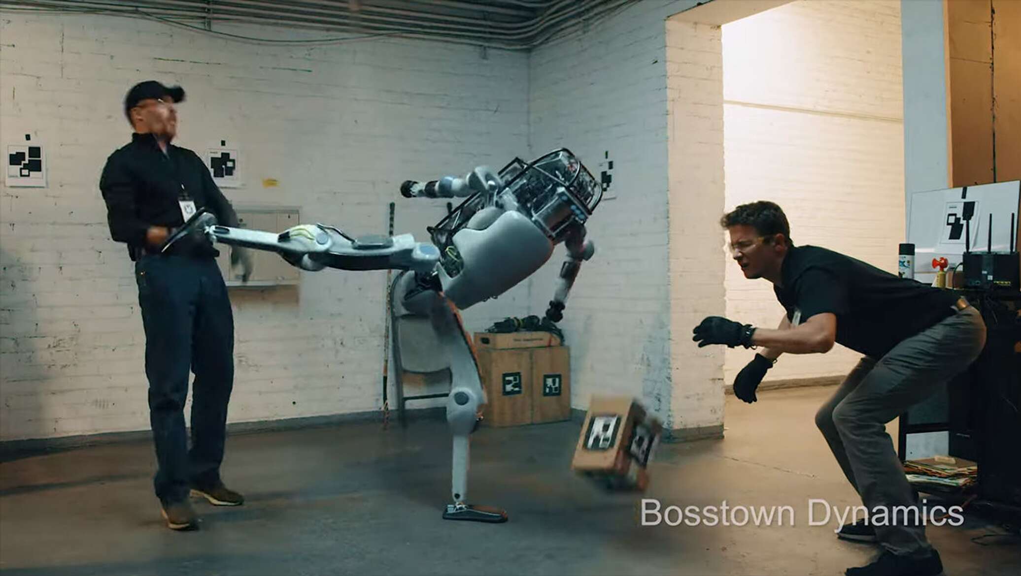 Как называется человек который издевается над людьми. Бостон Динамикс человек и робот. Робот атлас Бостон Динамикс. Робот из Бостон Динамикс. Бостон Дайнемикс боевой робот.