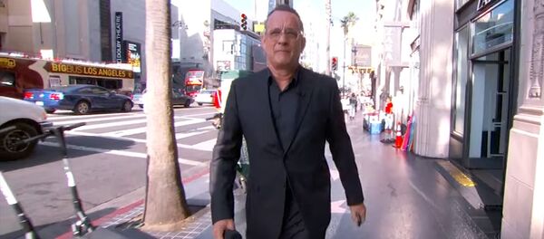 Звезда Голливуда Том Хэнкс ограбил магазин на спор — видео - Sputnik Кыргызстан