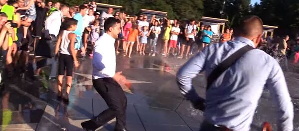 Зеленский элден фонтанды аралай качты. Видео - Sputnik Кыргызстан