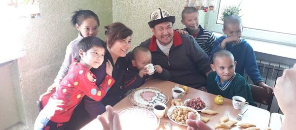 Иса Өмүракунов менен Таалайгүл Арзыматова асырап алган балдары менен - Sputnik Кыргызстан