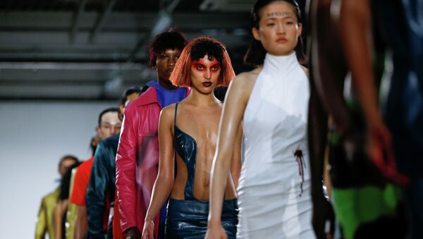 Модели на неделе моды в Лондоне - Sputnik Кыргызстан