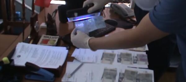 Как задержали со взяткой бишкекского чиновника в его же кабинете — видео - Sputnik Кыргызстан