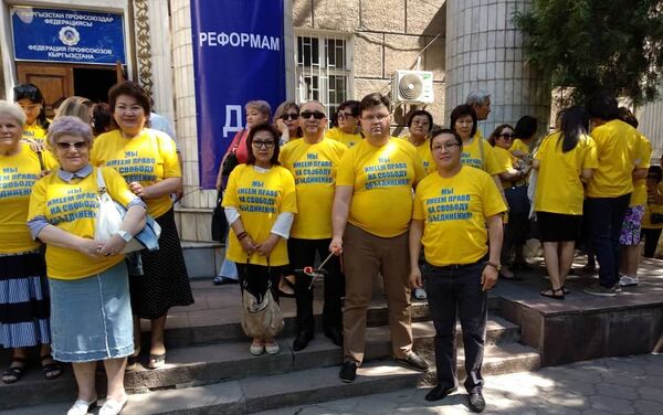 Акция началась в 10:00. Ее участники надели желтые футболки с надписями Мы имеем право на свободу объединения! - Sputnik Кыргызстан