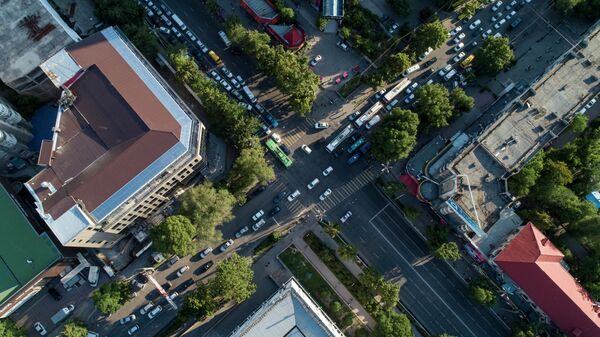 Автомобили на пересечении улиц Киевской и Абдрахманова в Бишкеке. Архивное фото - Sputnik Кыргызстан
