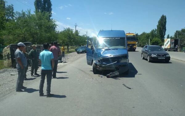 В Чуйской области столкнулись инкассаторский автомобиль и грузовой микроавтобус - Sputnik Кыргызстан