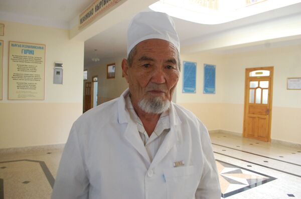 Араванда 82 жаштагы студент аксакал төртүнчү кесипке ээ болду. Видео - Sputnik Кыргызстан