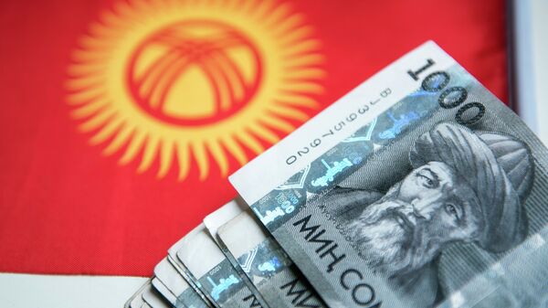 Деньги на фоне флага Кыргызстана. Архивное фото - Sputnik Кыргызстан
