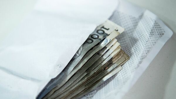 Деньги в конверте. Архивное фото - Sputnik Кыргызстан