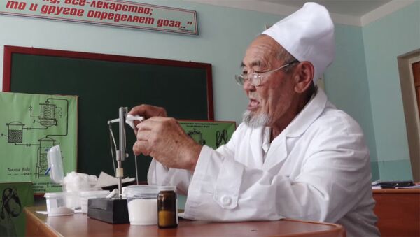Араванда 82 жаштагы студент аксакал төртүнчү кесипке ээ болду. Видео - Sputnik Кыргызстан