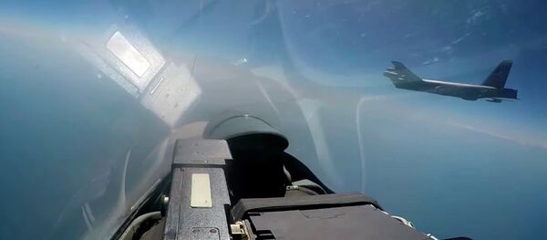Российский Су-27 перехватил бомбардировщик США — видео - Sputnik Кыргызстан