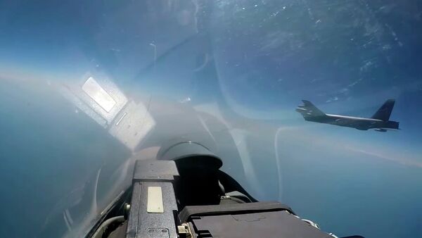 Российский Су-27 перехватил бомбардировщик США — видео - Sputnik Кыргызстан