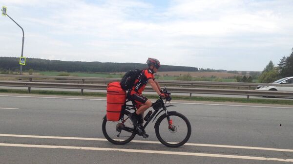 Это не шутка! Бишкекчанин едет во Францию на велосипеде — видео - Sputnik Кыргызстан