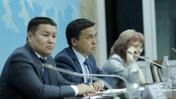 Заседание специальной комиссии Жогорку Кенеша для дачи заключения по вопросу выдвижения обвинения против экс-президента Атамбаева для лишения его статуса - Sputnik Кыргызстан