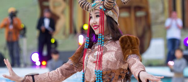 Кыргыздарга түспөлдөш бекен? Сибирь элинин кыздарынын жакшынакай сүрөттөрү - Sputnik Кыргызстан