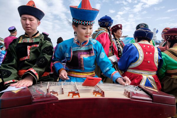 Кыргыздарда музыкалык жетиген аспабын сүйүп угушат. Анын теги Алтайдан экени айтылат - Sputnik Кыргызстан