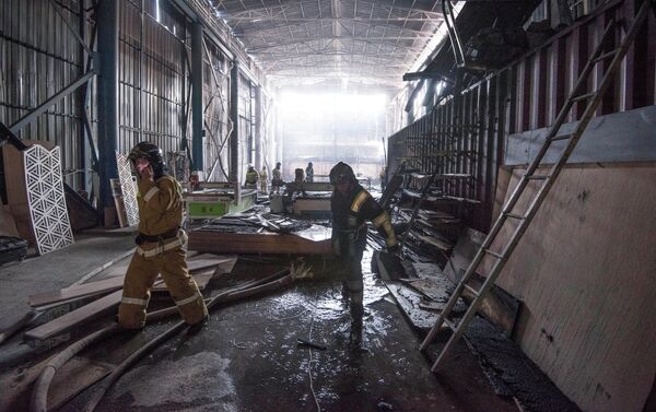 Возгорание началось в мебельном цехе на улице Матросова. - Sputnik Кыргызстан