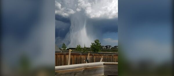 Облака стекали на землю в Канаде — удивительное видео редкого явления - Sputnik Кыргызстан