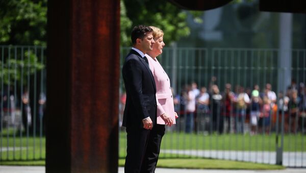 Канцлер Германии Ангела Меркель и президент Украины Владимир Зеленский слушают государственные гимны в Канцелярии в Берлине, Германия, 18 июня 2019 года - Sputnik Кыргызстан