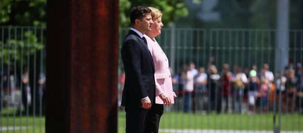 Канцлер Германии Ангела Меркель и президент Украины Владимир Зеленский слушают государственные гимны в Канцелярии в Берлине, Германия, 18 июня 2019 года - Sputnik Кыргызстан