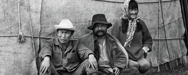 Режиссер Толомуш Океев, актер Советбек Джумадылов и монтажер Ракия Шершенова - Sputnik Кыргызстан