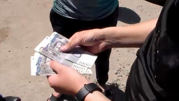 Продавали поддельные международные документы — видео задержания в Бишкеке - Sputnik Кыргызстан