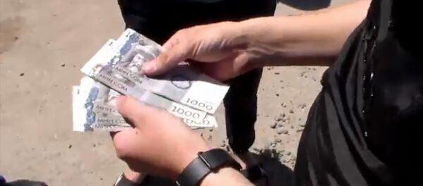 Продавали поддельные международные документы — видео задержания в Бишкеке Продавали поддельные международные документы — видео задержания в Бишкеке - Sputnik Кыргызстан