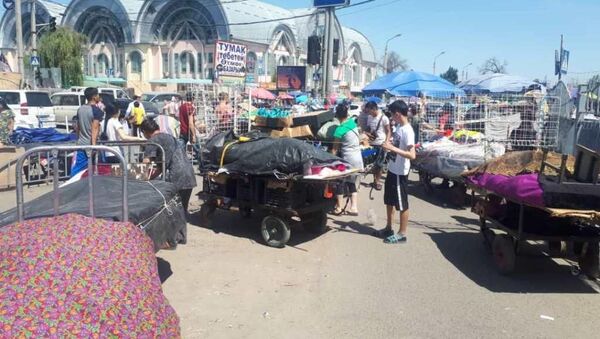 В Бишкеке на Ошском рынке продолжают ликвидировать точки стихийной торговли - Sputnik Кыргызстан