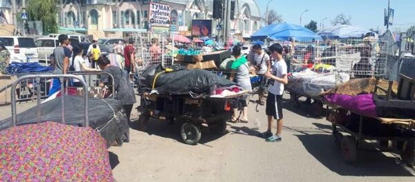 В Бишкеке на Ошском рынке продолжают ликвидировать точки стихийной торговли В Бишкеке на Ошском рынке продолжают ликвидировать точки стихийной торговли - Sputnik Кыргызстан