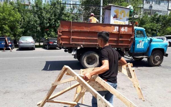 Сатуучулар арасында түшүндүрүү иштери жүргүзүлгөнү айтылат. - Sputnik Кыргызстан