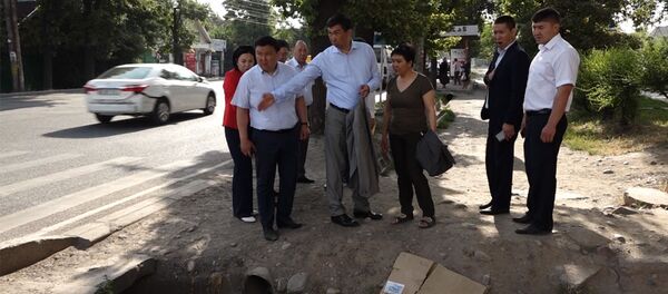 Почему прогулки мэра Бишкека так не нравятся его подчиненным — видеоответ Почему прогулки мэра Бишкека так не нравятся его подчиненным — видеоответ - Sputnik Кыргызстан