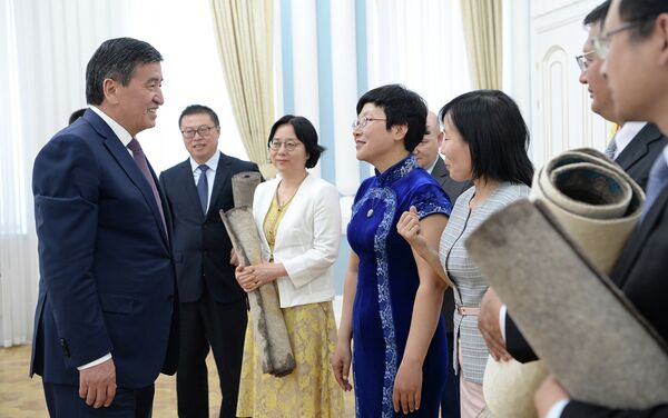 Глава государства напомнил, что впервые встретился с академиками в Бишкеке в прошлом году, затем в Пекине, где они обсудили кыргызско-китайскую историю. - Sputnik Кыргызстан