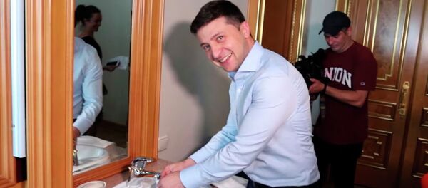 У меня есть там прикол — Зеленский показал СМИ свой кабинет. Видео - Sputnik Кыргызстан