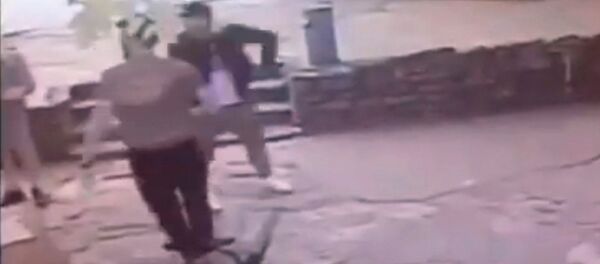 На видео попали участники массовой драки кыргызстанцев в Москве - Sputnik Кыргызстан