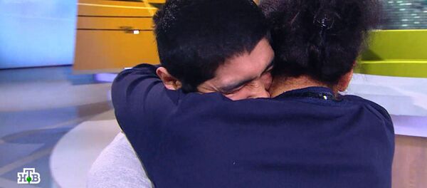 Атасы уурдап кеткен жигит 27 жылдан кийин кыргыз энесин тапты. Ыйлаткан видео - Sputnik Кыргызстан