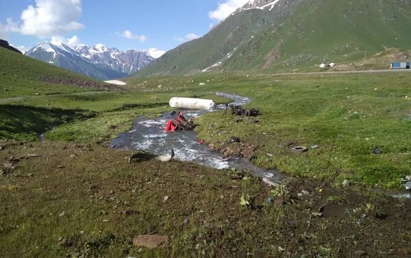 По предварительным данным, водитель не справился с управлением. От травм он скончался на месте. - Sputnik Кыргызстан