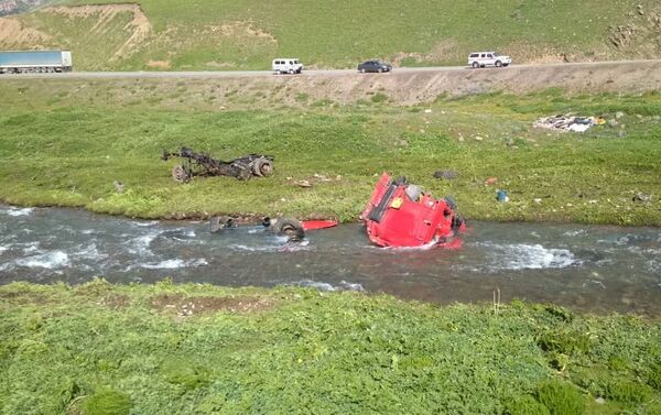 Машина перевернулась и упала в реку Чычкан - Sputnik Кыргызстан