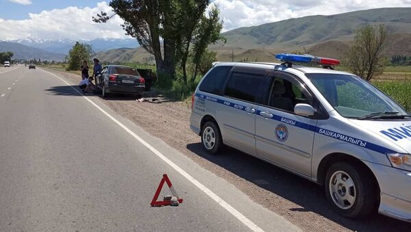 Милиционеры Чуйской области помогли казахстанским туристам, застрявшим по дороге на Иссык-Куль - Sputnik Кыргызстан