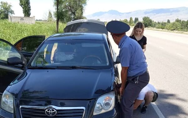 20 июня на обочине трассы Бишкек — Торугарт милиционеры заметили автомобиль с включенными аварийными фарами - Sputnik Кыргызстан